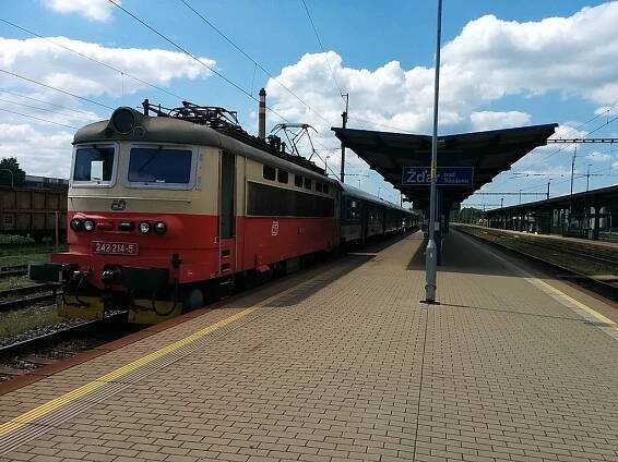 Tragédie ve Žďáru nad Sázavou! Vlak na nádraží smetl ženu