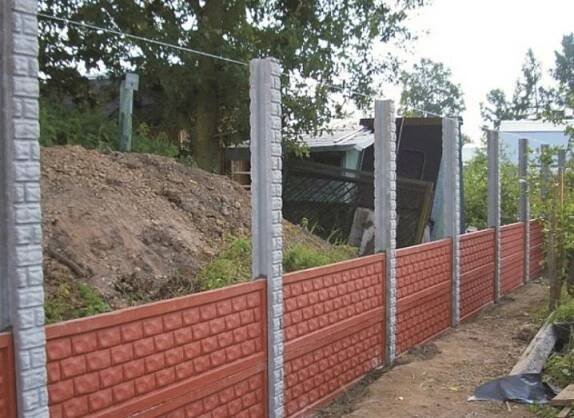 Betonový plot (46 fotografií): univerzální oplocení betonových a železobetonových desek, výběr nátěrových hmot pro plotové