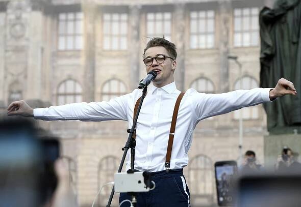 Mikolas Josef, který skončil šestý na Eurovizi, děkoval českým fanouškům. Takhle vypadala jeho show na Václaváku