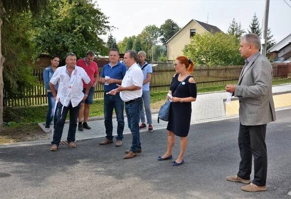 Slavnostní stříhání pásky v ulici ke hřišti - Obec Mladeč