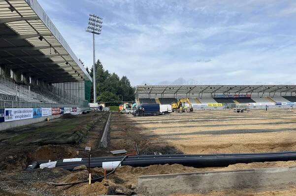Rekonstrukce hráčské plochy na stadionu Střelnice v Jablonci nad Nisou.
