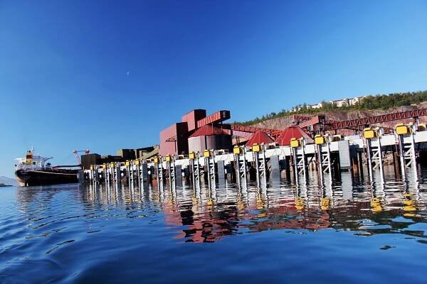 Montert på kaia: Moormaster fra Cavotec montert på kai 7 i Narvik. Kai 5 i bakgrunnen. LKAB vurderer å installere vakuumfortøyning også der. 