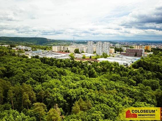 Pohled na okolí z dronu - Brno Lesná - prodej pozemku - Prodej zahrady 2613 m², Brno - Lesná