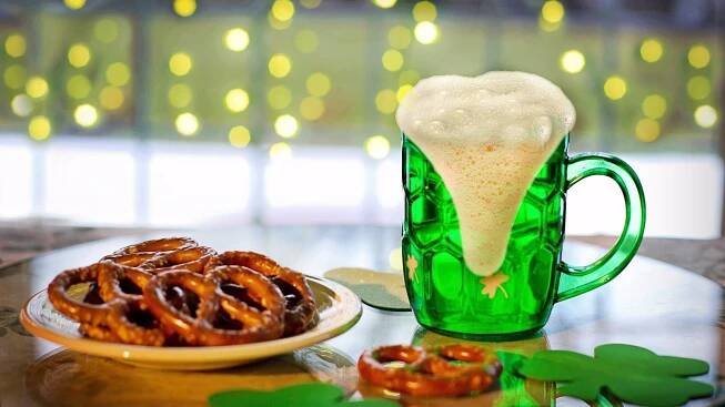 Svátek sv. Patrika: Zelené pivo, bujaré oslavy i hluboká symbolika – eXtra.cz