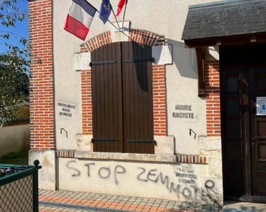 Présidentielle 2022 : le maire parraine Éric Zemmour, une mairie dans le Loiret recouverte de tags