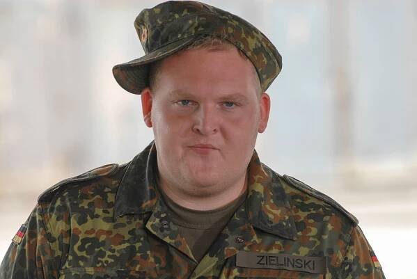 Instruktor Schmidt - Z filmu - Axel Stein