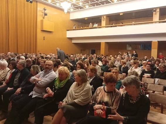 Místo Garderobiéra pobavili publikum v Neratovicích Tři muži na špatné adrese