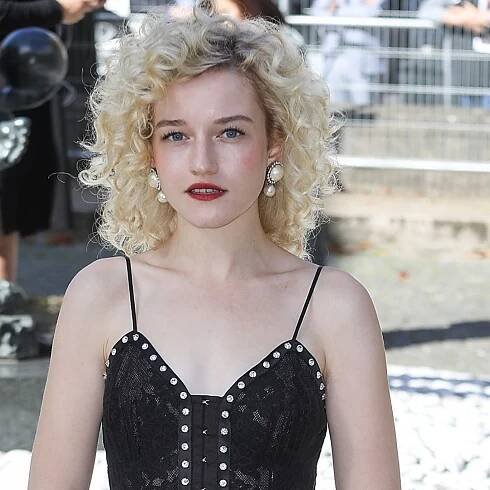 Julia Garner’s Curly Pixie Is the Perfect Transitional Fall Hairstyle