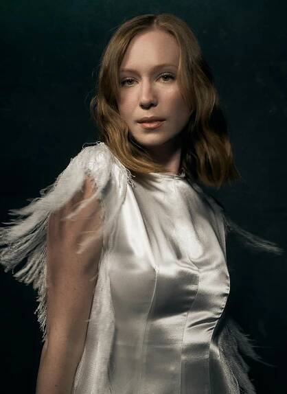 Hannah Einbinder in a white dress with fringe.