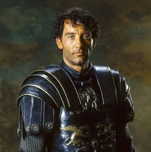 FOTO: Clive Owen jako král Artuš ze stejnojmenného snímku. – stránka 140