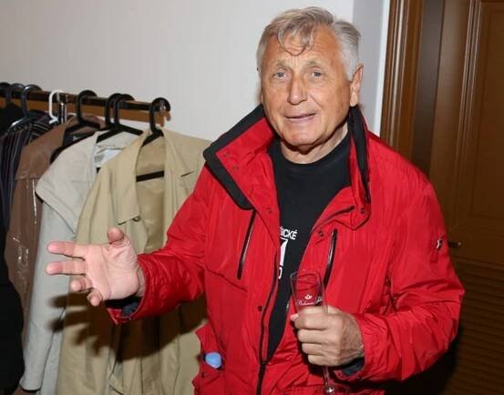 Režisér Jiří Menzel se tehdy potýkal s komplikacemi po nemoci. 