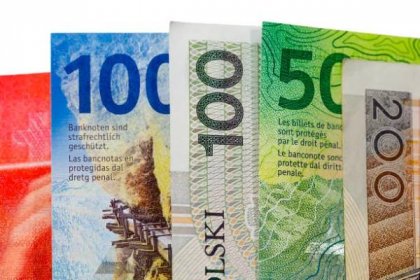 švýcarský frank a polský zlotý v hotovosti, pln a chf - švýcarský frank - stock snímky, obrázky a fotky