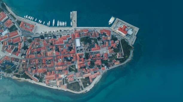 Snímek starého města Poreče při východu slunce (Chorvatsko) z pohledu dronu shora dolů stock fotka
