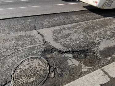 OBRAZEM: Silnice v Kladně na Sítné se opravují, je třeba dbát zvýšené pozornosti
