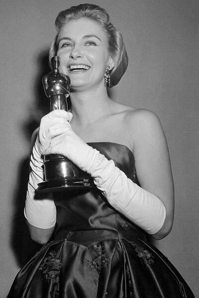 Joanne Woodward poses with her Best Actress Oscar for 'The Three Faces of Eve' during the 30th annual Academy Awards at the RKO Pantages Theatre in L.A. on March 26, 1958