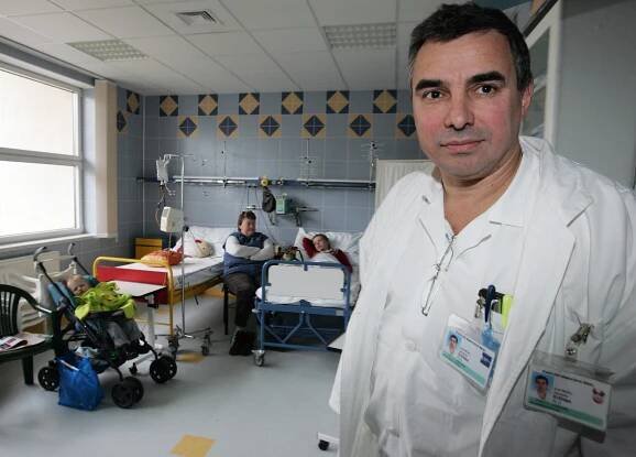Lidi, kteří v hotelích stelou postele, by to mohli dělat ve špitálech, říká ředitel brněnské nemocnice