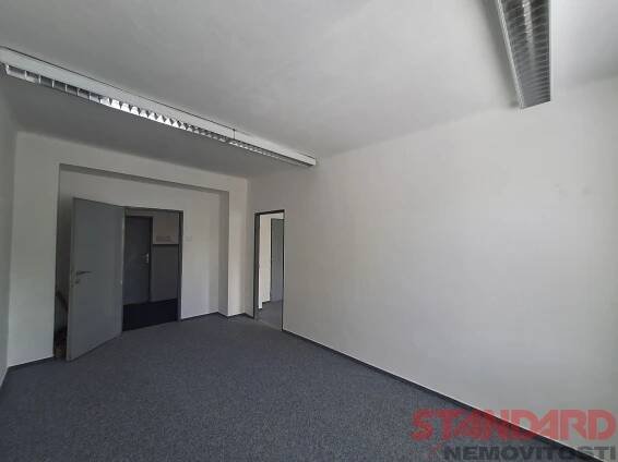 Pronájem kanceláře 31 m2 (2 průchozí místnosti) v 2. NP v Částkově ul., Plzeň-Slovany