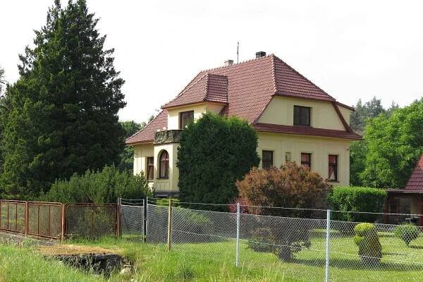 Jakubčovicemi nad Odrou prochází cyklotrasa z Oder do Klokočůvku. V obci jsou k vidění zajímavé objekty.