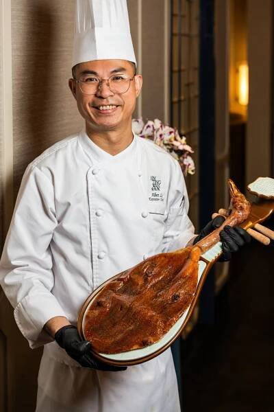 Chef Albert Li presents Jin Ting Wan’s signature dish of roast pipa duck with black pepper sauce. Photo: Jin Ting Wan