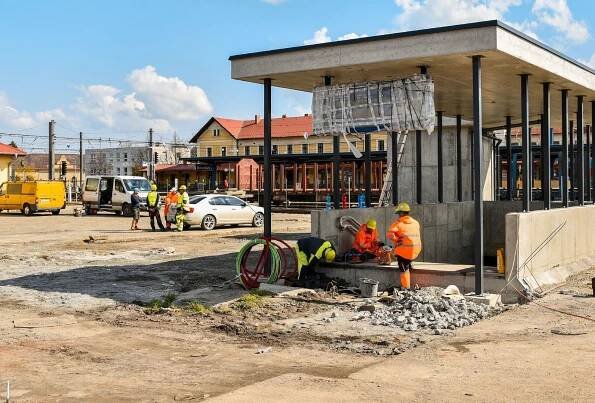 Stavbaři dokončují nový podchod na vlakovém nádraží v Benešově - Zdopravy.cz