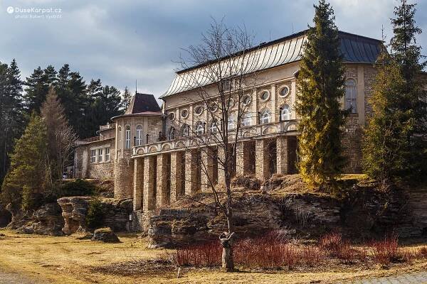 Bílý dům byl inspirován stavbou paláce v Monte Carlu, původně nesl i název Casino, postavit ho nechal šlechtic  Ján Zamoyski v roce 1931 (2023)