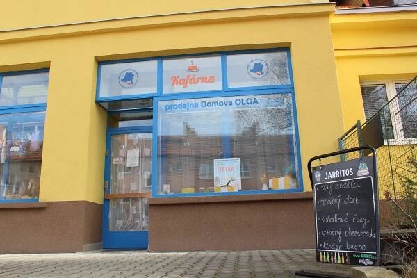 Pečou zákusky, nosí kávu. Mentálně postižení z Domova Olga obsluhují v Kafárně