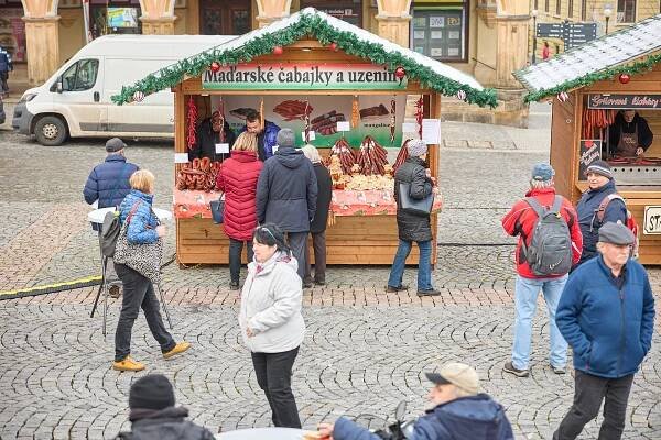 FOTO: Svařák, punč, trdelník, klobásy. V Trutnově na náměstí začaly vánoční trhy