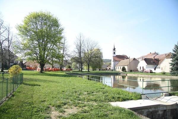 Soubor:Pond and chapel of Saint Florian in Ostojkovice, Budíškovice, Jindřichův Hradec District.jpg