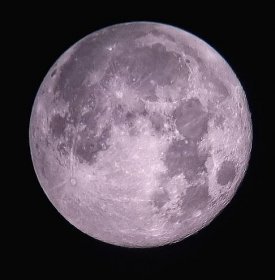 fascinující snímek Měsíce pořídil během úplňku v září 2023 amatérský fotograf pomocí mobilního telefonu a dalekohledu ze supermarketu 