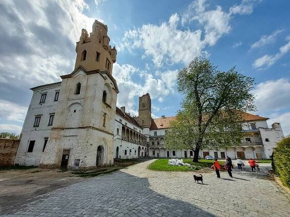 Zámek Pohansko láká k prohlídce. Těšit se můžete na reliéfy antických hrdinů