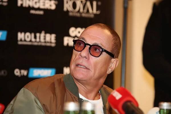 Jean-Claude Van Damme (63) v Praze: Úsměvy, podpisy a nadšení z obrazu!