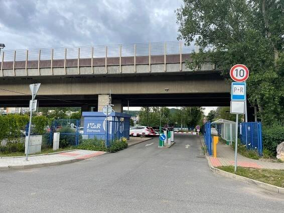 Parkovací krize v Berouně: Oprava mostu na víkend uzavře nádražní parkoviště