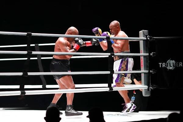 Železné pěsti a působivá kondice. Tyson a Jones ukázali tvrdou show i po padesátce