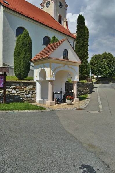 Soubor:Kaplička se studánkou vedle kostela Navštívení Panny Marie, Jednov, Suchdol, okres Prostějov.jpg – Wikipedie