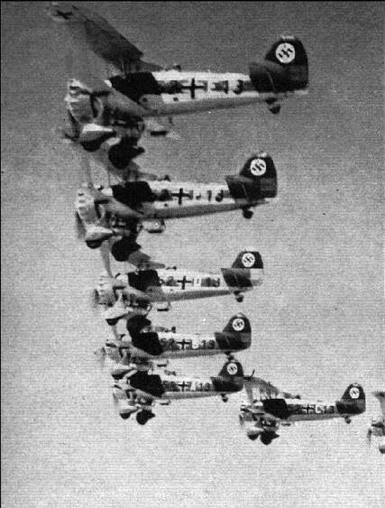 Soubor:Henschel Hs 123 squadron in flight.jpg – Wikipedie