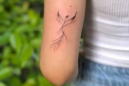 Minimalistické tetování fénixe pro ženy