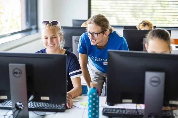 Kurz Digitální Akademie je skvělou příležitostí pro ženy ke změně kariéry, po jeho absolvování  si mohou snadněji najít si práci v oboru informačních technologií.