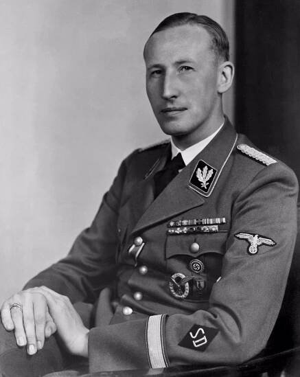 FOTO: Reinhard Heydrich byl vůdcův oblíbenec. Zemřel 4. června. – stránka 34