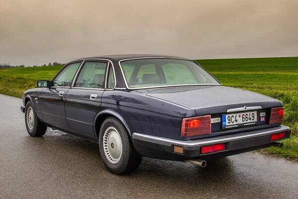 Měl být nejmodernějším autem své doby, Jaguar XJ40 však německou konkurenci nedohnal