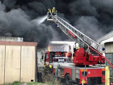 Hasiči bojují 4. prosince 2018 s požárem plechové haly v pražské Písnici, hoří...