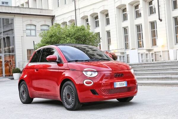 Kdo počkal, neprohloupil. Fiat radikálně zlevnil elektromobily, ušetříte až 170 tisíc