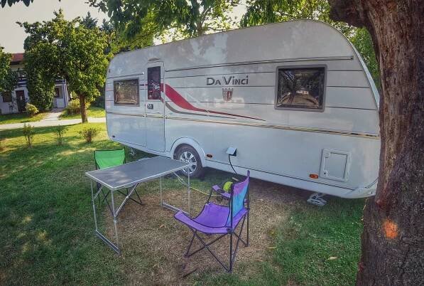 TrioCamp – Dolní Chabry – Praha » Kempování – Stany a karavany