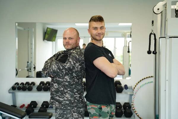 FOTO: Marek Valášek dělá, že nic, ale vyhrožuje odchodem z Like House. – stránka 428