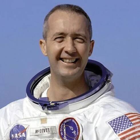 James McDivitt: *10.6.1929, americký astronaut