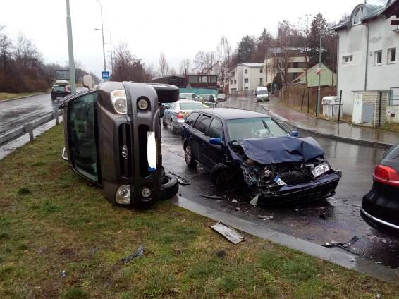 V ulici Střížkovská v Praze zajišťují hasiči nehodu několika… | POŽÁRY.cz - ohnisko žhavých zpráv | hasiči aktuálně