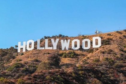 Nápis Hollywood na modrém nebeském pozadí. Světově proslulý orientační bod. USA. Los Angeles v Kalifornii. 09-11-2012. — Stock obrázek