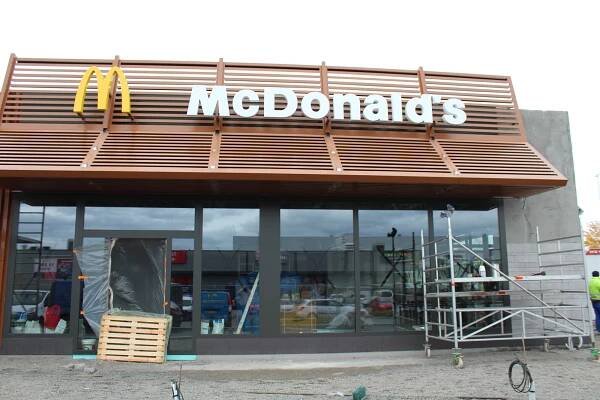 Stavba kolínského McDonalds finišuje. Otevře se 30. listopadu