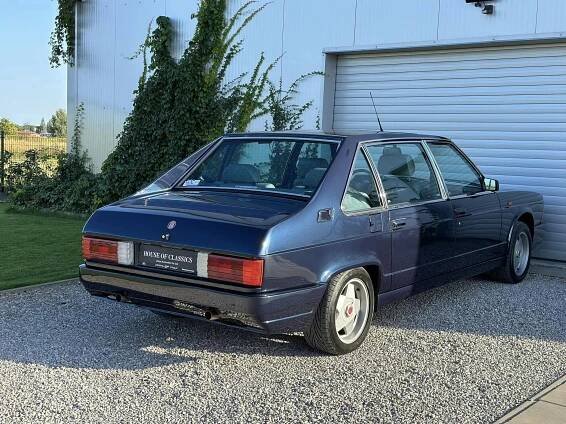 K mání je vzácná Tatra 613-4 Mi Long se zajímavou výbavou a zdokumentovanou historií. Má sedačky od Recara, připravte si balík