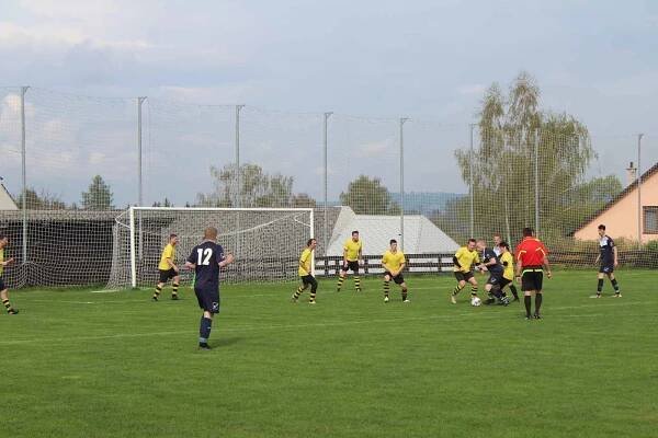 Utkání 21. kola okresního přeboru Pelhřimovska mezi SK Jiřice (v modrém) a FC Ústrašín.