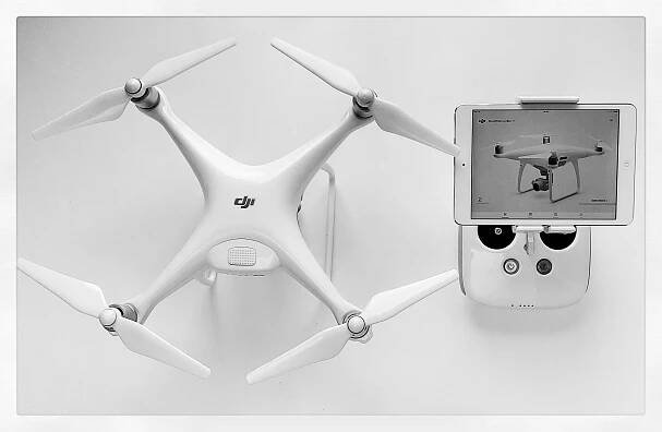 DJI Phantom 4 Pro | www.re-dron.cz